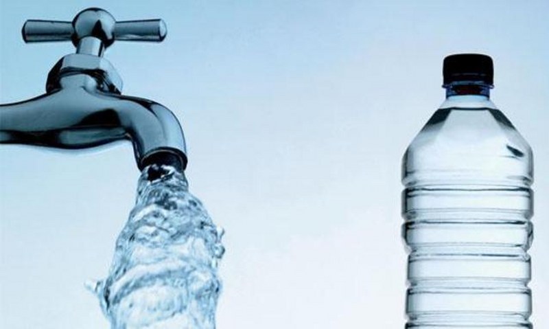 Acqua in bottiglia vs acqua del rubinetto: qual è la più sana?