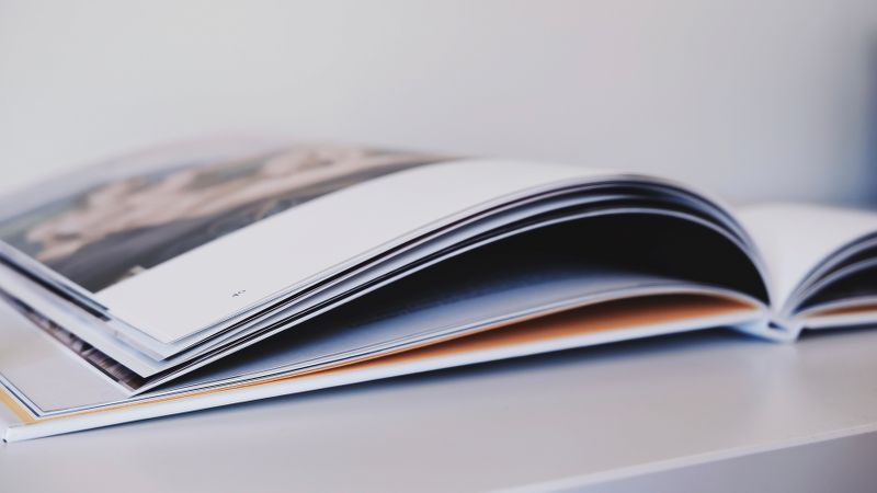 https://www.pexels.com/it-it/foto/rivista-pagine-superficie-bianca-avvicinamento-11764419/